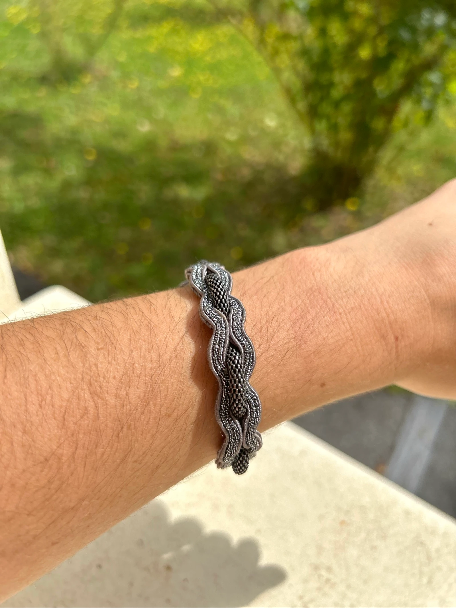 Licht aanpasbare grijze metallic verweven armband Dori Csengeri – photo 2